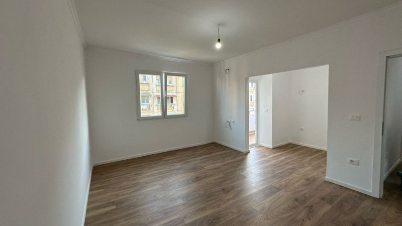 Tirane, shes 2+1+Aneks+Ballkon Kati 4, 75 m² 148.000 € (Rruga e Kavajes)