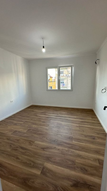 Tirane, shes 2+1+Aneks+Ballkon Kati 4, 75 m² 148.000 € (Rruga e Kavajes)