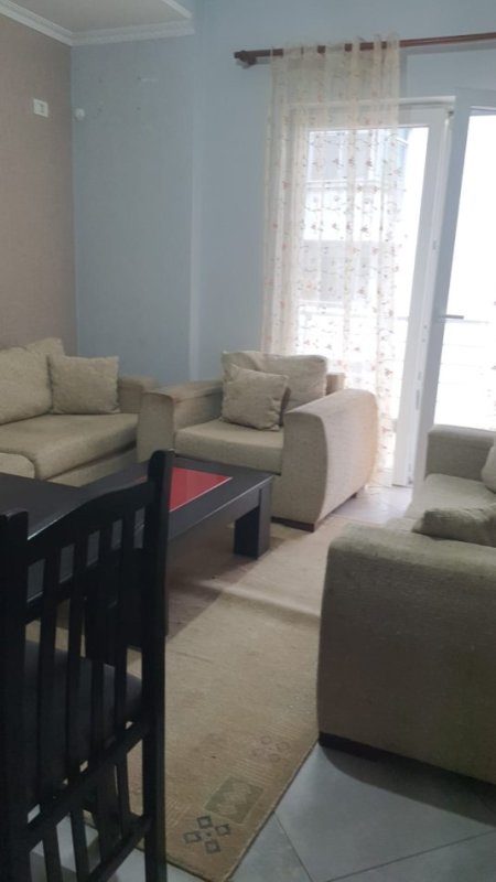 Tirane, jepet me qera apartament 1+1+Ballkon Kati 4, 60 m² 300 € (FRESK)