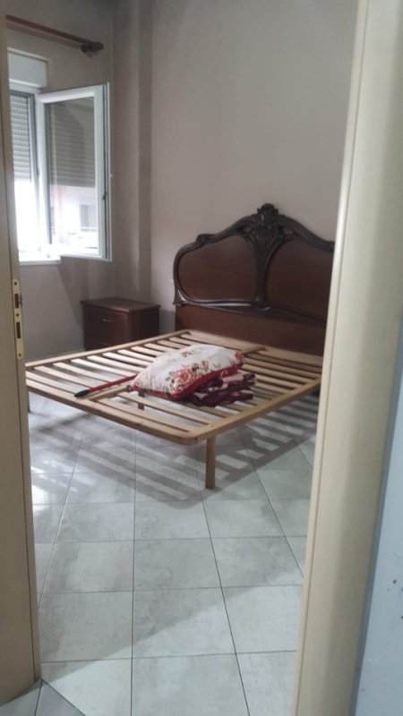Tirane, jepet me qera apartament 1+1+Ballkon Kati 4, 60 m² 300 € (FRESK)