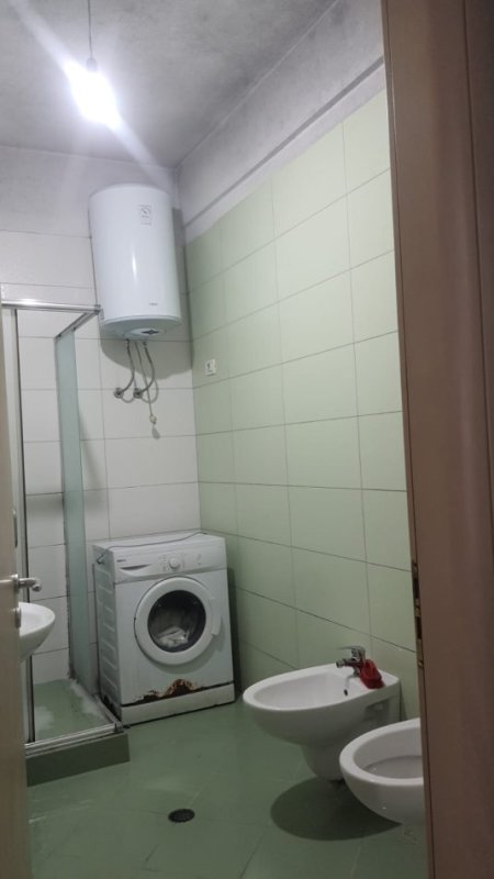 Tirane, jepet me qera apartament 1+1+Ballkon Kati 4, 60 m² 300 € (FRESK)
