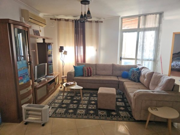 Tirane, jepet me qera apartament 2+1+Ballkon Kati 9, 111 m² 650 € (Rr. E Barrikadave)