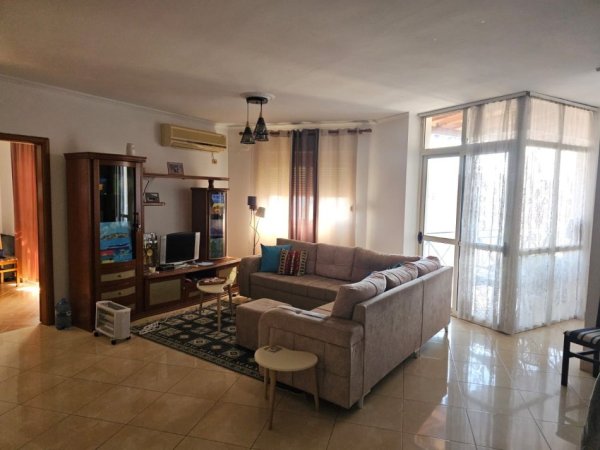 Tirane, jepet me qera apartament 2+1+Ballkon Kati 9, 111 m² 650 € (Rr. E Barrikadave)