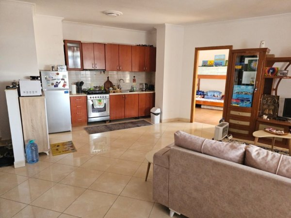 Tirane, jepet me qera apartament 2+1+Ballkon Kati 9, 111 m² 650 € (Rr. E Barrikadave)