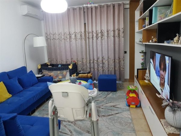 Tirane, jepet me qera apartament 1+1+Ballkon Kati 9, 69 m² 400 € (fresku)