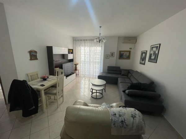 Tirane, jepet me qera apartament 2+1 Kati 5, 104 m² 550 € (astir)