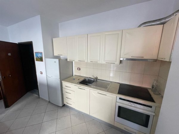 Tirane, jepet me qera apartament 2+1 Kati 5, 104 m² 550 € (astir)