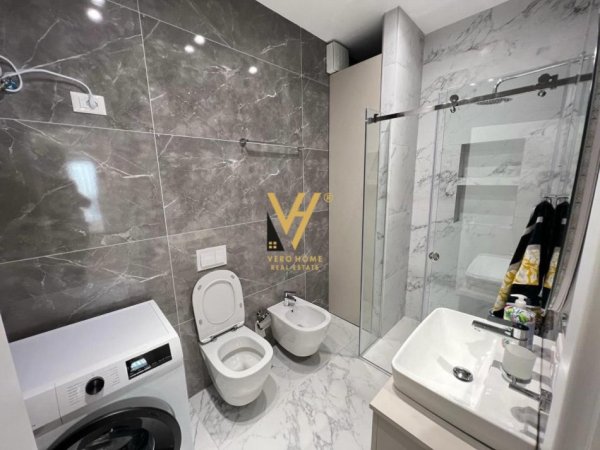 Tirane, jepet me qera apartament 1+1+Ballkon Kati 21, 78 m² 1.000 € (RRUGA E KAVAJES)