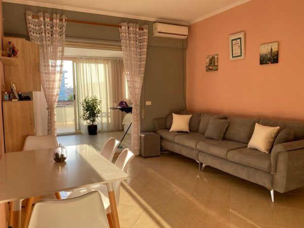 Tirane, jepet me qera 1+1 KOMUNA E PARISIT SIPER QENDRES KRISTAL CENTER Kati 2, 65 m² 550 EURO