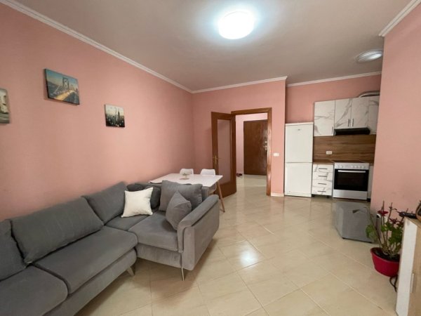 Tirane, jepet me qera 1+1 KOMUNA E PARISIT SIPER QENDRES KRISTAL CENTER Kati 2, 65 m² 550 EURO