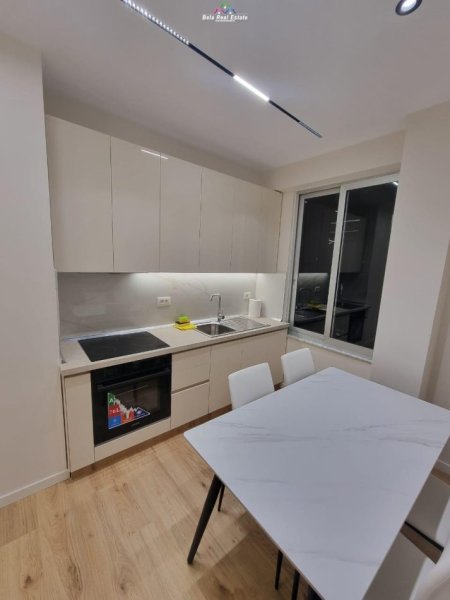 Tirane, jepet me qera apartament 1+1+Ballkon Kati 7, 65 m² 650 € (komuna e parisit)