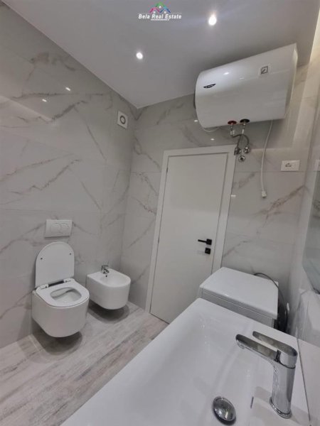 Tirane, jepet me qera apartament 1+1+Ballkon Kati 7, 65 m² 650 € (komuna e parisit)