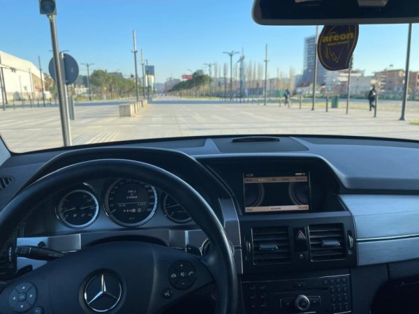 Tirane, shes makine mercedes benz GLK 220 Nafte, e bardhë automatik Kondicioner 213.000 km 11.000 €