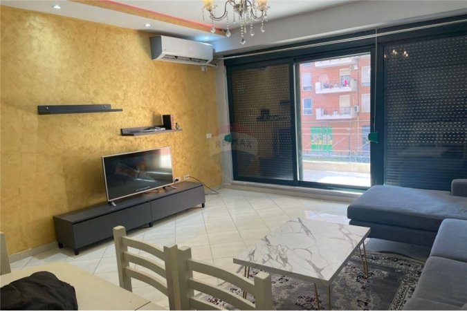 Tirane, jepet me qera apartament 1+1+Ballkon Kati 2, 76 m² 600 € (Rruga e Kavajes)