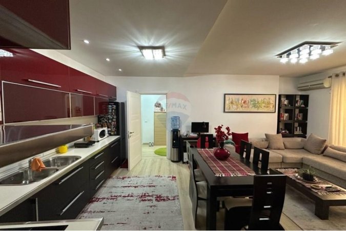 Tirane, jepet me qera apartament 2+1+Ballkon Kati 4, 95 m² 550 € (Rruga Teodor Keko)