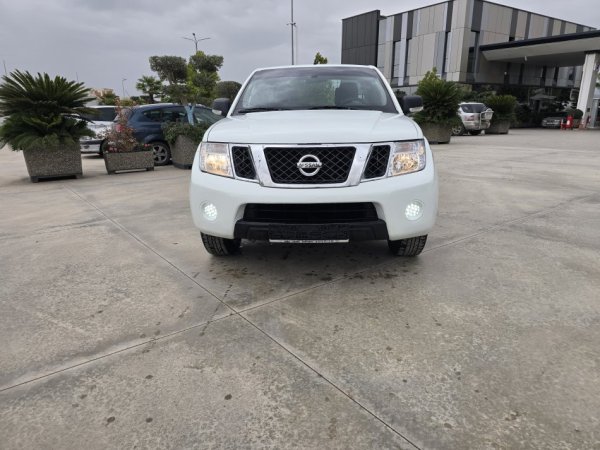 Fier, shitet Pick-Up Nissan Navara 2.5 TDCI 4x4 KLIMA Gjermania 6-Marsha Nafte, e bardhë manuale Klima 188.000 km 10.500 €
