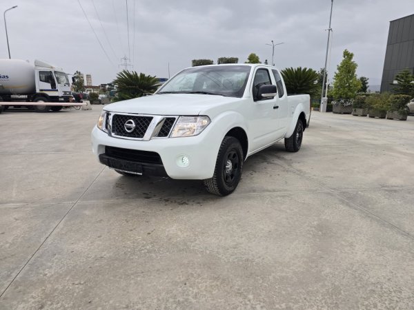 Fier, shitet Pick-Up Nissan Navara 2.5 TDCI 4x4 KLIMA Gjermania 6-Marsha Nafte, e bardhë manuale Klima 188.000 km 10.500 €