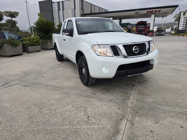 Fier, shitet Pick-Up Nissan Navara 2.5 TDCI 4x4 KLIMA Gjermania 6-Marsha Nafte, e bardhë manuale Klima 188.000 km 10.500 €