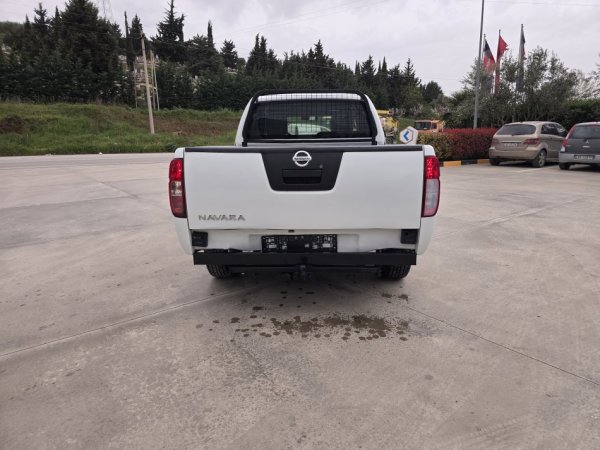 Fier, shitet Pick-Up Nissan Navara 2.5 TDCI 4x4 KLIMA Gjermania 6-Marsha Nafte, e bardhë manuale Klima 188.000 km 10.500 €