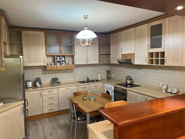 Tirane, jepet me qera apartament 2+1 ne Qender.    Aneks+Ballkon Kati 6, 135 m² 1.000 € (Zogu 1)