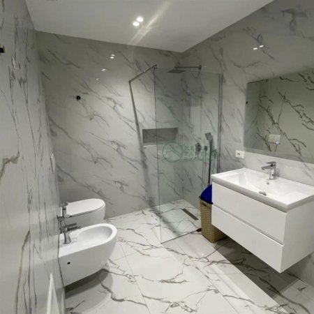 Tirane, jepet me qera apartament 2+1+Ballkon Kati 3, 90 m² 750 € (Perball Kompleksit Delijorgji)