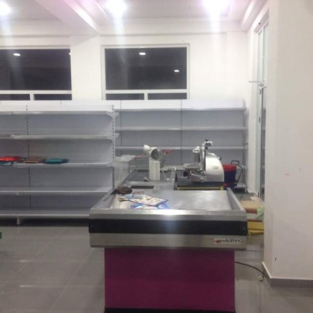Tirane, shes Shiten rafte metalike per supermarkete 6.000 Leke