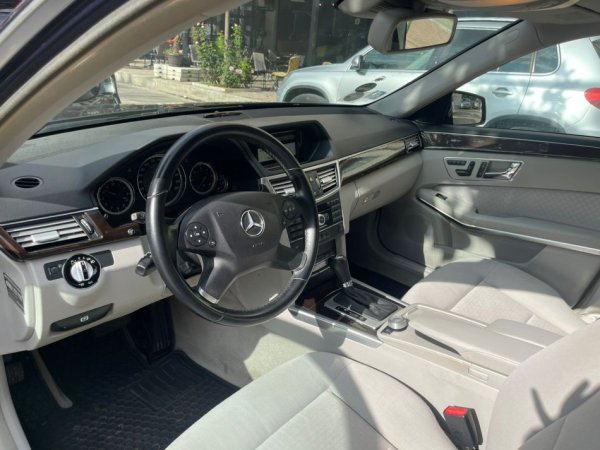 Tirane, shitet makine Mercedes Benz E-Class 220 CDI W212 Nafte, blu e errët automatik Klima 168.900 km 8.200 €