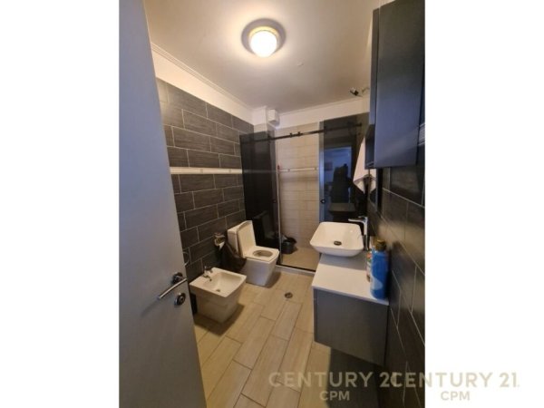 Tirane, jap me qera apartament 2+1+2+POST PARKIMI , 127 m² 700 € (Kopshti Botanik)