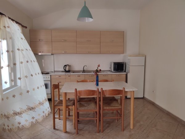 Tirane, jepet me qera apartament 3+1 Kati 5, 130 m² 800 € (Komuna e Parisit)