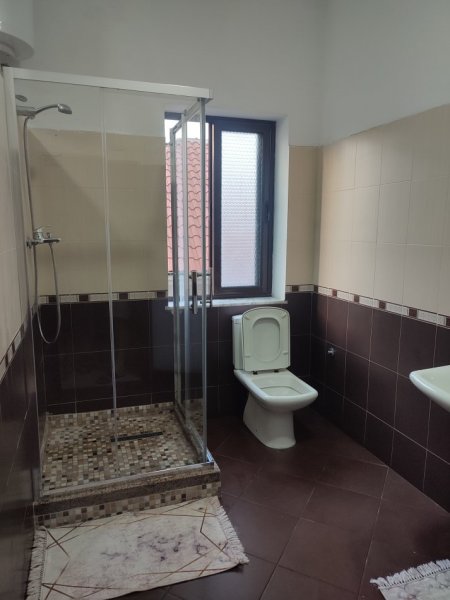 Tirane, jepet me qera apartament 3+1 Kati 5, 130 m² 800 € (Komuna e Parisit)