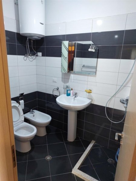 Tirane, jepet me qera apartament 1+1+Ballkon Kati 7, 70 m² 380 € (Astir, prane Ozone)
