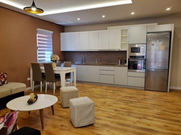 Tirane, jepet me qera apartament 2+1+Ballkon Kati 4, 130 m² 1.150 € (Kompleksi Deliorgji)