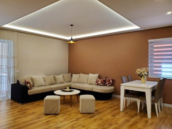 Tirane, jepet me qera apartament 2+1+Ballkon Kati 4, 130 m² 1.150 € (Kompleksi Deliorgji)