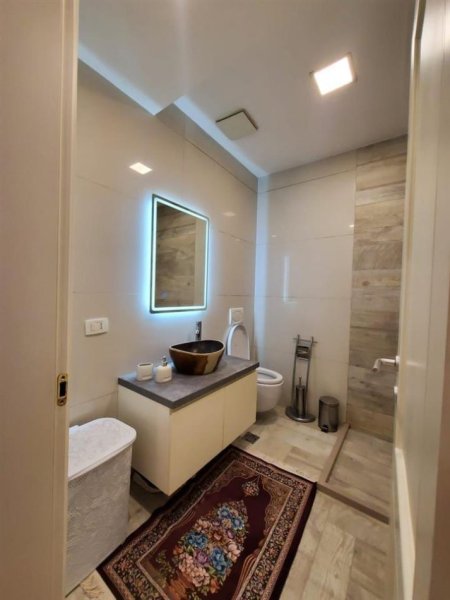 Tirane, jepet me qera apartament 2+1+Ballkon Kati 4, 130 m² 1.150 € (Kompleksi Deliorgji)
