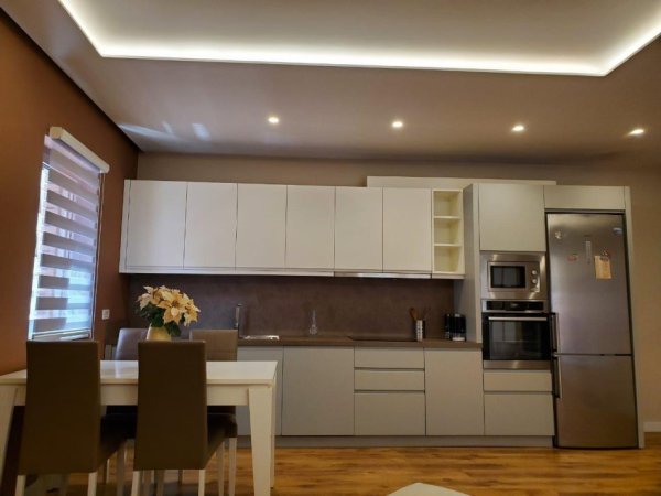 Tirane, jepet me qera apartament 2+1+Ballkon Kati 4, 130 m² 1.150 € (Kompleksi Deliorgji)