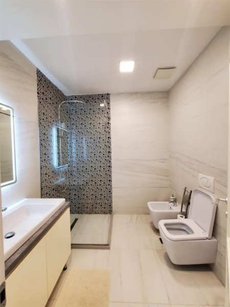Tirane, jepet me qera apartament 2+1+Ballkon Kati 4, 130 m² 1.150 € (Kompleksi Deliorgji)