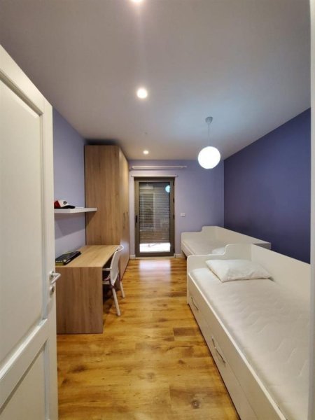 Tirane, jepet me qera apartament 2+1+Ballkon Kati 4, 130 m² 1.150 € (Kompleksi Deliorgji)