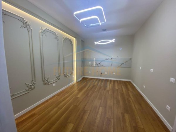Shitet, Apartament 1+1, 21 Dhjetori, Tiranë.