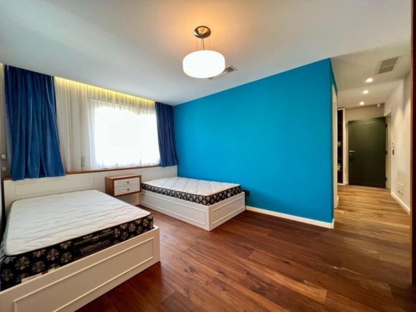 Tirane, jap me qera apartament 2+1+2 ME 2 POSTE PARKIMI , 193 m² 1.500 € (KOPSHTI BOTANIK)