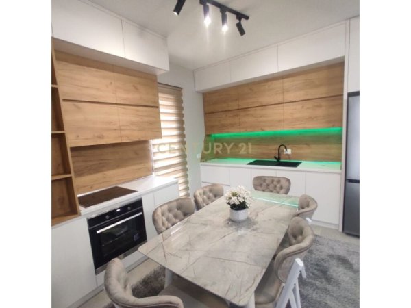 Tirane, jepet me qera apartament 2+1 Kati 6, 98 m² 800 € (&quot;FARMACIA 10)