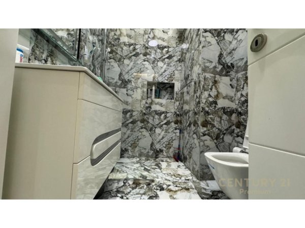 Tirane, jap me qera apartament 1+1+Ballkon , 64 m² 800 € (SQUARE 21. RRUGA E KAVAJES)