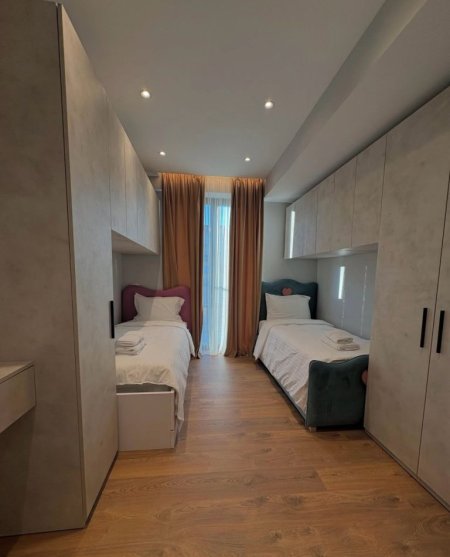 Tirane, jepet me qera apartament 3+1+Ballkon Kati 5, 125 m² 1.600 € (Parku Olimpik)
