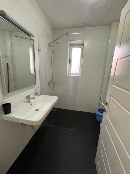 Tirane, jepet me qera apartament 1+1+Ballkon Kati 1, 60 m² 540 € (Rruga Elbasanit)