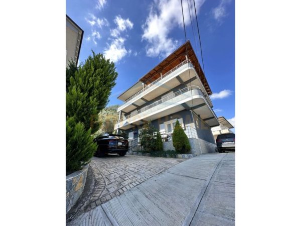 Tirane, shitet , 350.000 € (VORE)