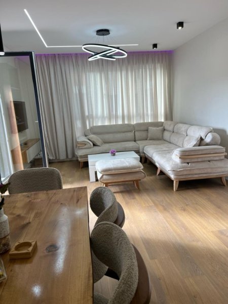 Tirane, jepet me qera apartament 2+1+Ballkon , 110 m² 800 € (Don Bosko)