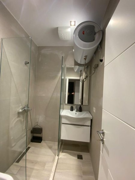 Tirane, jepet me qera apartament 2+1 , 640 € (21 Dhjetori)
