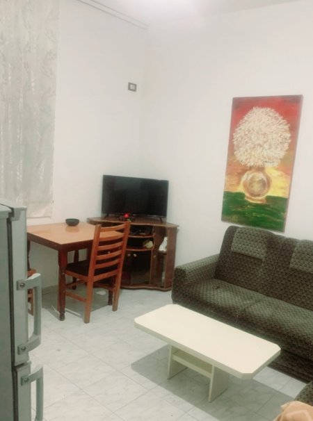 Tirane, jepet me qera shtepi 1+1 Kati 1, 70 m² 300 € (Hasan Meniku)