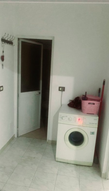Tirane, jepet me qera shtepi 1+1 Kati 1, 70 m² 300 € (Hasan Meniku)