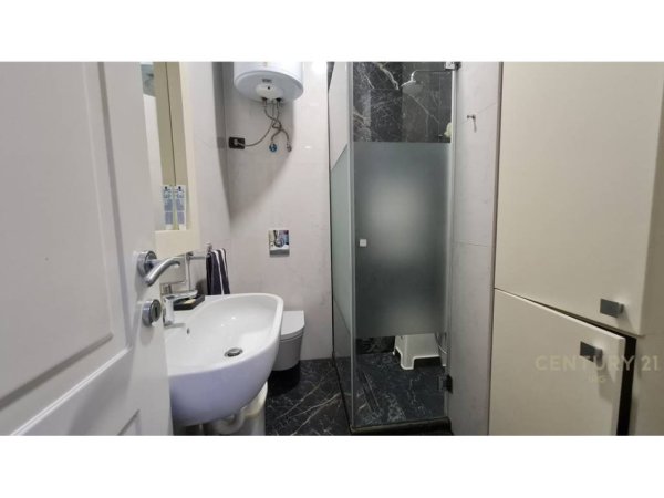 Tirane, jepet me qera apartament 2+1 Kati 10, 165 m² 1.800 € (ISH BLLOK)