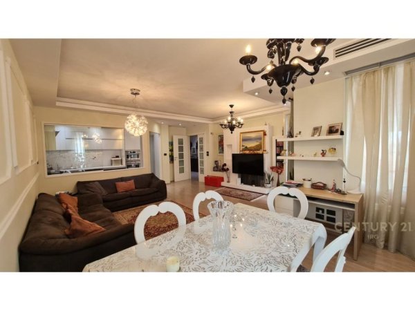 Tirane, jepet me qera apartament 2+1 Kati 10, 165 m² 1.800 € (ISH BLLOK)